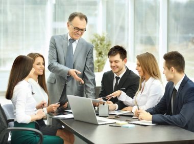 Modern bir seminerde başarılı iş adamları ve iş adamları 