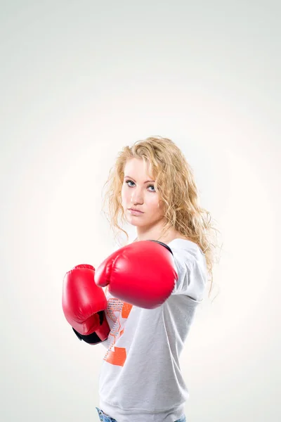 Молода красива жінка в боксерських рукавичках на білому тлі — стокове фото