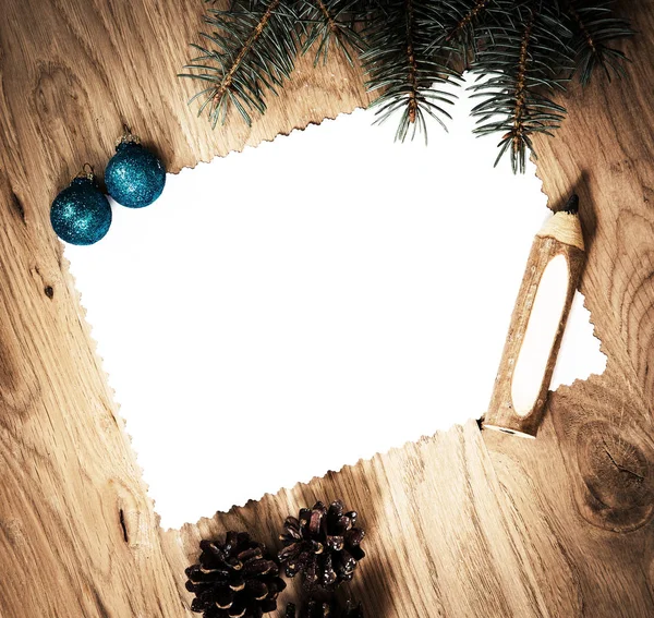 Чистый лист бумаги на деревянном полу с карандашом и рождественскими украшениями — стоковое фото