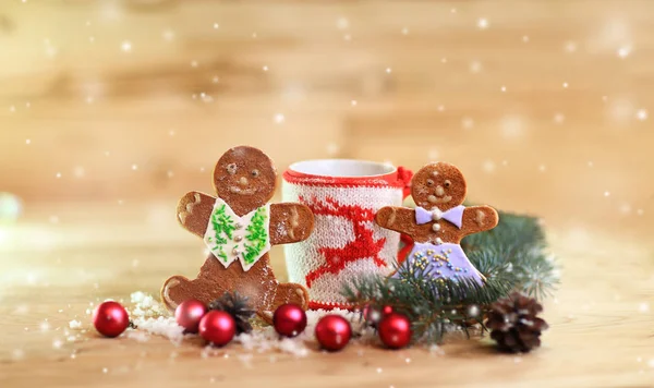 Bella ciotola con ornamenti natalizi e uomini di pan di zenzero — Foto Stock