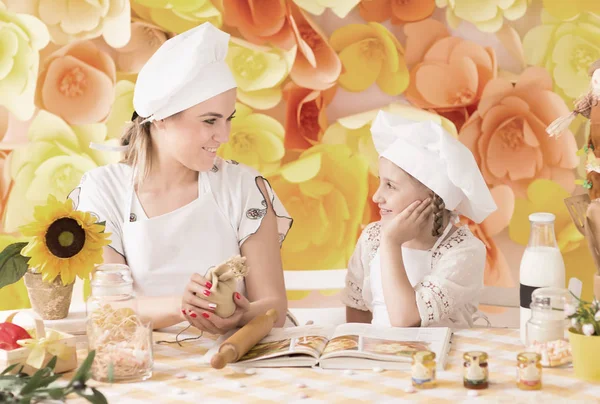 Madre e hija cocinando la cena en la cocina —  Fotos de Stock