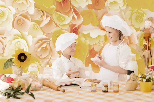 Niños pequeños felices en la forma de un chef para preparar deliciosos —  Fotos de Stock