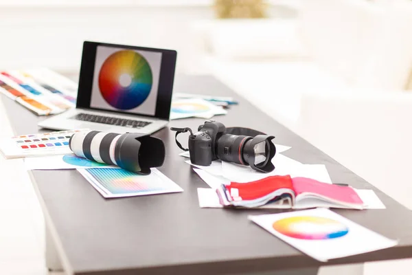 Lugar de trabajo de la ropa de diseño con las muestras de tejido — Foto de Stock