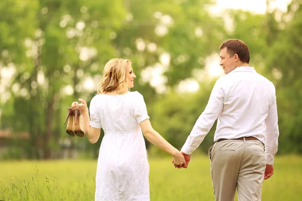 Marido y mujer felices en un paseo por el parque — Foto de Stock