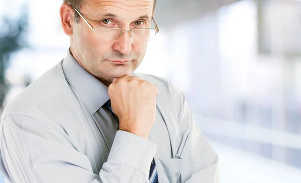 Porträt des Psychologen - Berater vor dem Hintergrund des Büros. — Stockfoto