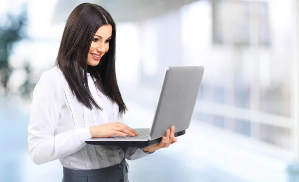 Retrato de uma mulher administradora com laptop em fundo branco — Fotografia de Stock