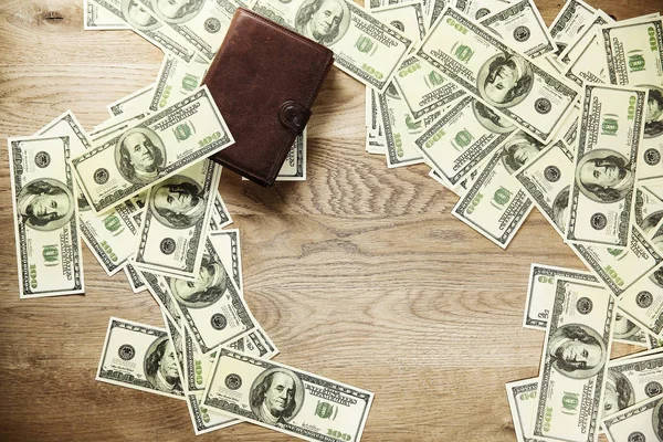 Peněženka a bankovní bankovky rozložit na stůl — Stock fotografie