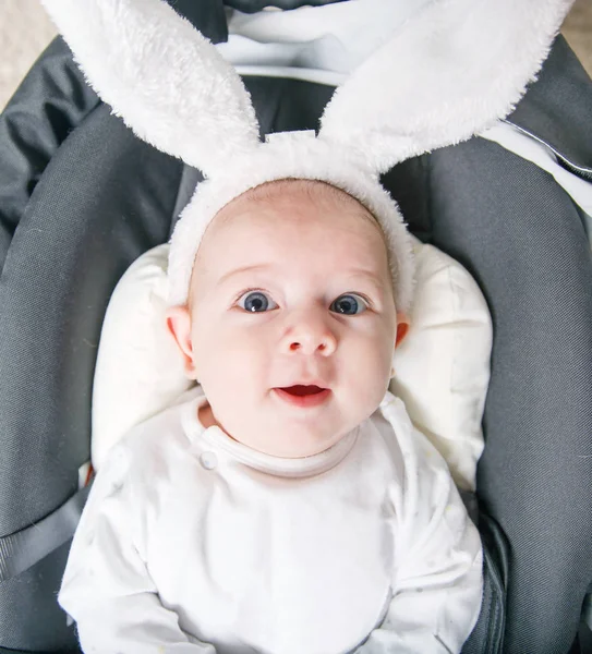 Retrato niño pequeño en un traje de conejo en el cochecito — Foto de Stock