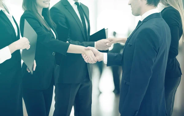 Conceito de cooperation.handshakes ao conhecer parceiros de negócios — Fotografia de Stock