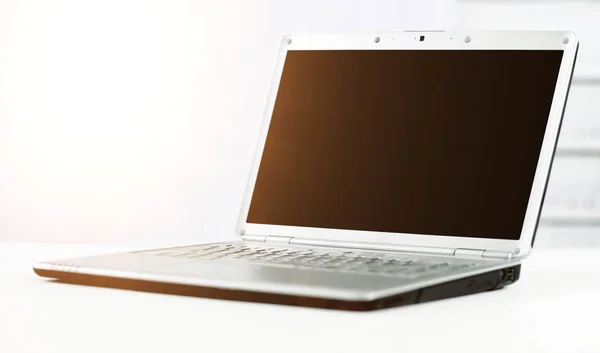Zilverkleurige laptop op moderne kantoor — Stockfoto