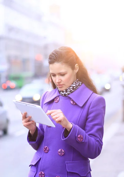 Beautiful girl walking down the street. — Stock Photo, Image