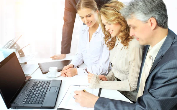 Gruppe von Geschäftsleuten diskutiert den Arbeitsplan. — Stockfoto