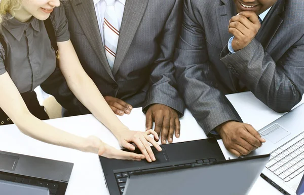 Equipo de negocios Interracial trabajando en un ordenador portátil en una oficina moderna — Foto de Stock