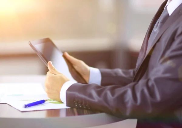 Hand aanraken op moderne digitale tablet pc op de werkplek. — Stockfoto