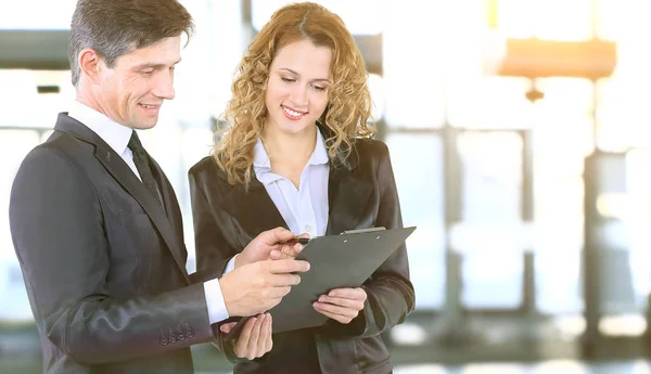 Geschäftsteam arbeitet im Büro gemeinsam an Geschäftsprojekt — Stockfoto