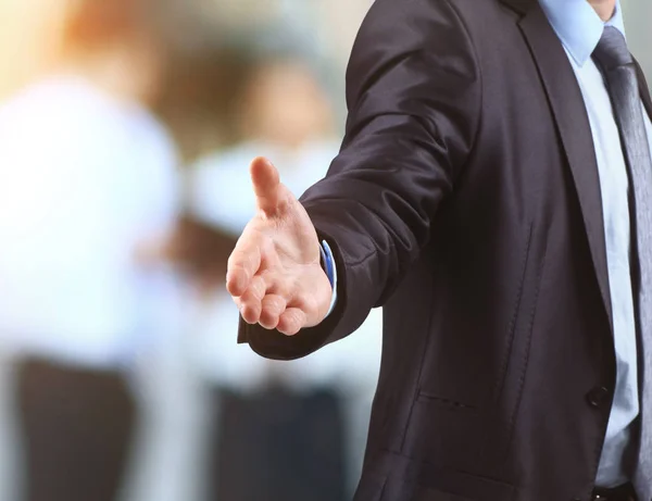 Uomo d'affari con una mano aperta pronto a sigillare un — Foto Stock