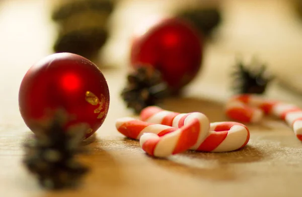 Μπισκότα Χριστουγέννων με εορταστική διακόσμηση με καραμέλα σε ξύλινα φόντο και χριστουγεννιάτικα διακοσμητικά παιχνίδια — Φωτογραφία Αρχείου