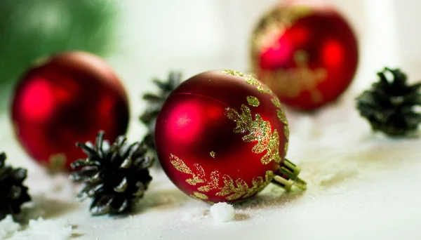 Cadeaux sur fond blanc avec boules de Noël — Photo