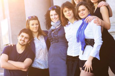 neşeli grup gülümseyen ve çerçeve içine bakarak öğrenci.