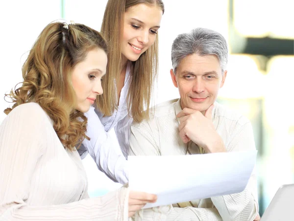 Grupo de empresarios discutiendo los resultados del trabajo — Foto de Stock