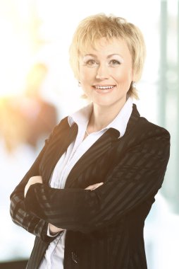 Kendine güvenen iş kadını arkasında bir ekiple ofiste