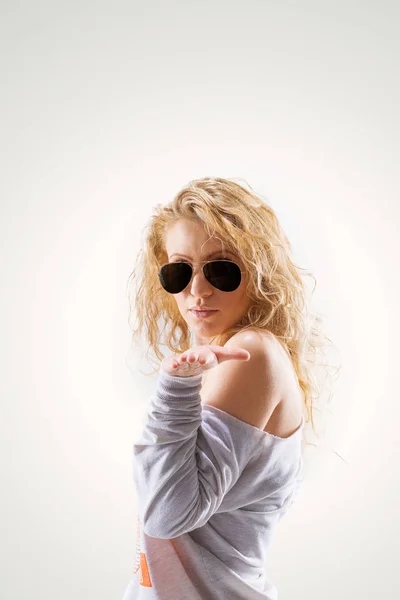 Portret piękne blond dziewczyna w ciemnych okularów z kręconych hai — Zdjęcie stockowe