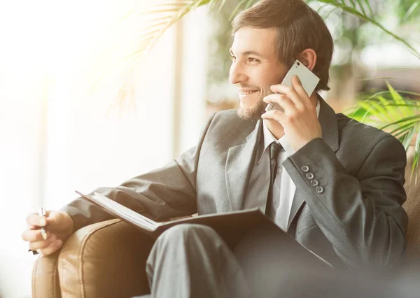 Självsäker affärsman i office som pratar i telefon. — Stockfoto