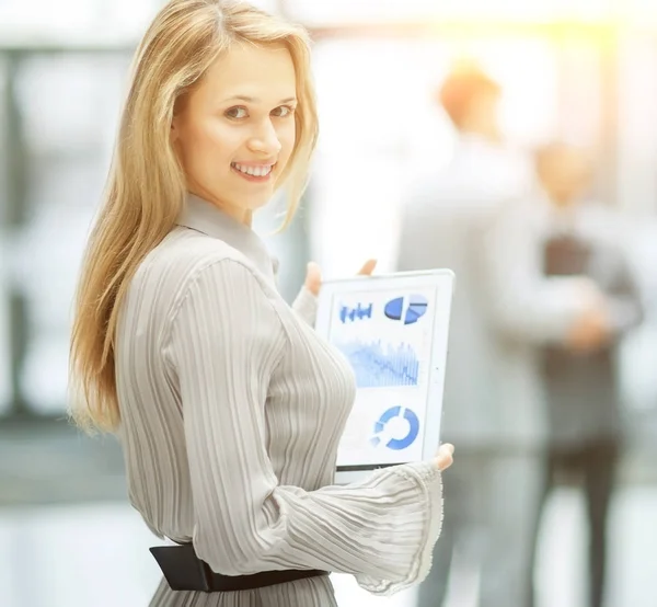 Успешная деловая женщина с картами в руках — стоковое фото