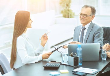 iş yeri için işbirliği planı görüşmek üzere iş ortakları