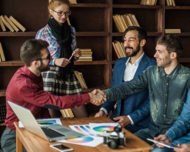 Müşteri Yöneticisi ile bir el sıkışma reklam selamlıyor