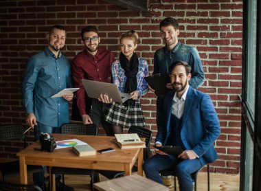 iş takım dizüstü bilgisayar ve yeni bir proje tartışıyor belgeleri