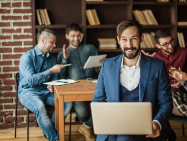 arka plan iş üstünde laptop ile şirket çalışanı