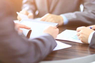 Dijital tablet tutan işadamı