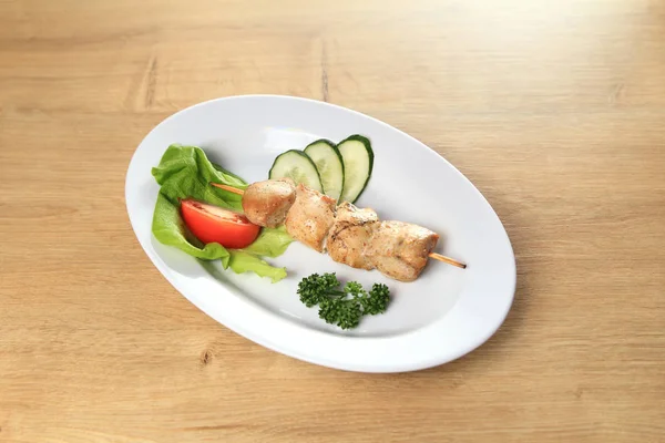 Kebab de pollo con verduras en el fondo de madera plato blanco — Foto de Stock