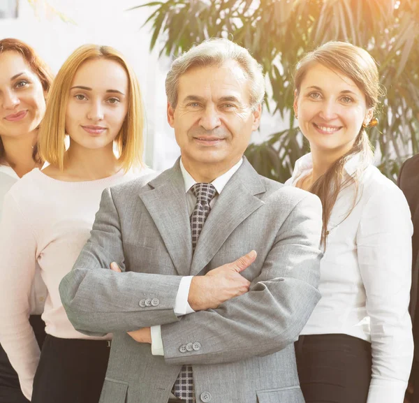 Affärsman och framgångsrik verksamhet team på kontoret — Stockfoto