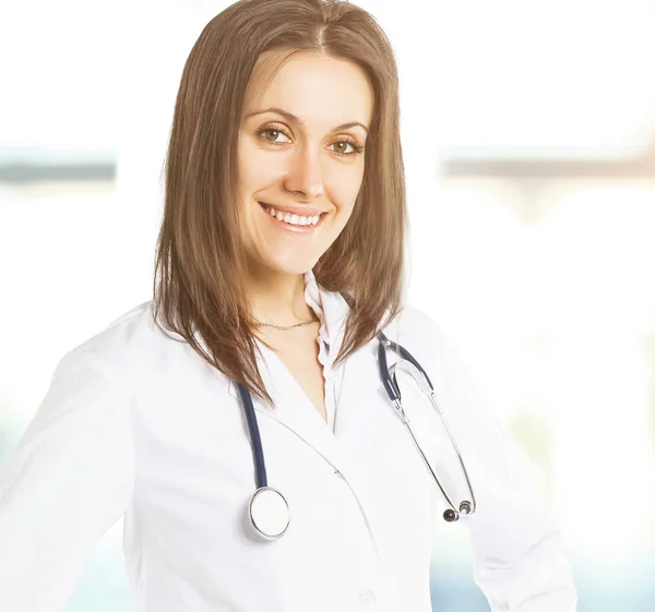 Retrato de un joven trabajador médico con una hermosa sonrisa en la cara — Foto de Stock