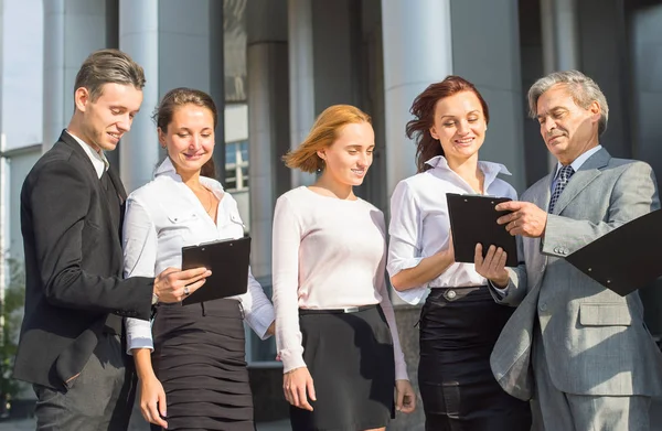 Erfolgreiches Business-Team mit Tablets vor dem Hintergrund des Büros — Stockfoto