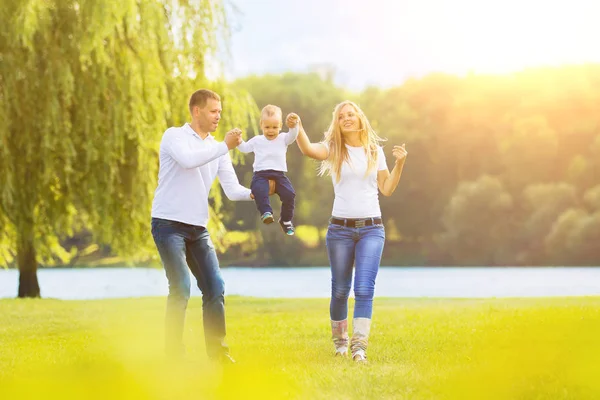 Glückliche Mutter, Vater und Sohn bei einem Spaziergang — Stockfoto