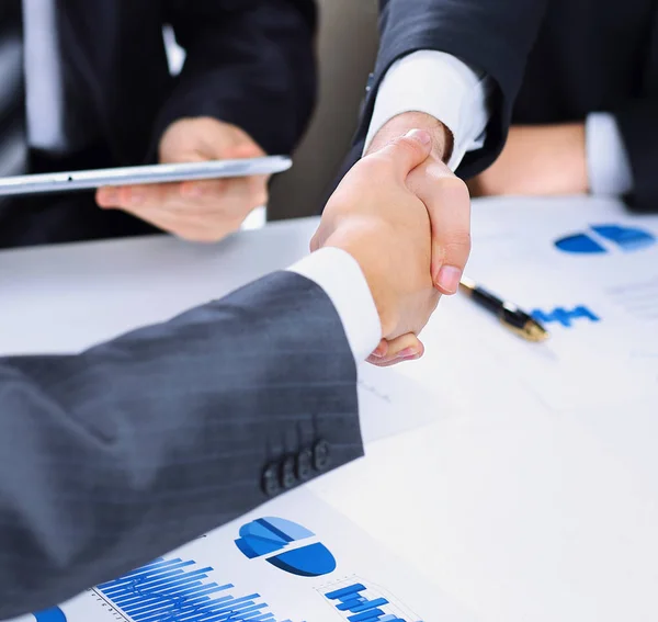 Foto av handslag affärspartner efter undertecknandet lovande kontraktet närbild — Stockfoto