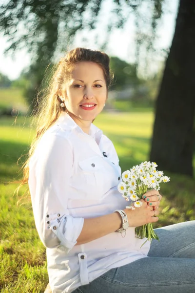 Beautiful pregnant woman relaxing outside in the park — Stock Photo, Image