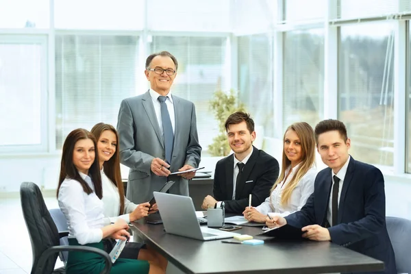 Exitoso hombre de negocios y equipo de negocios en un seminario en la oficina moderna —  Fotos de Stock