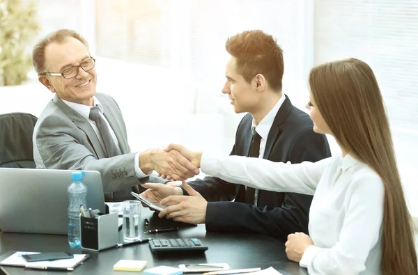 Επιχειρηματίες, κουνώντας τα χέρια, κάνουν μια συμφωνία, τελείωμα μέχρι συνάντησης — Φωτογραφία Αρχείου