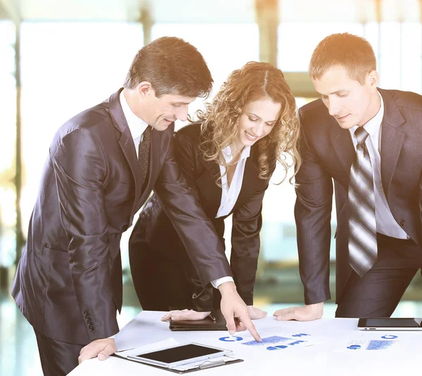 Equipo de negocios trabajando juntos en su proyecto en la oficina un día soleado — Foto de Stock