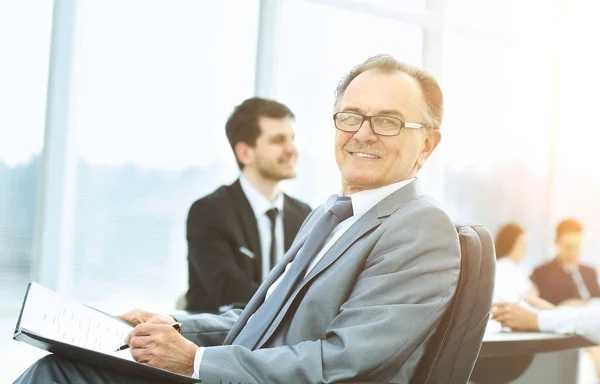 Porträtt av en framgångsrik affärsman i office på bakgrunden arbetar business-team — Stockfoto