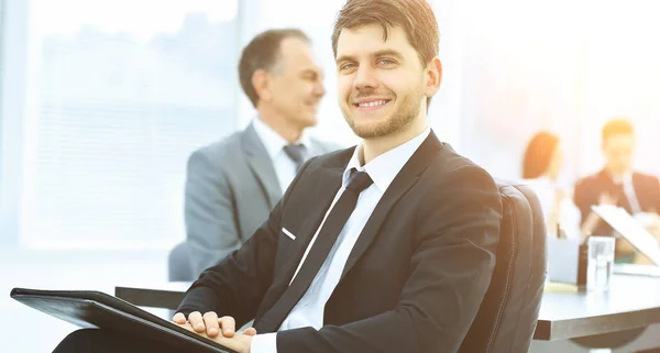 Retrato de um empresário de sucesso no escritório — Fotografia de Stock