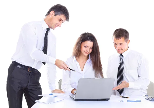 働くビジネス人々 のグループ。白い背景上に分離。ノート パソコンを見て仕事を分析します。 — ストック写真