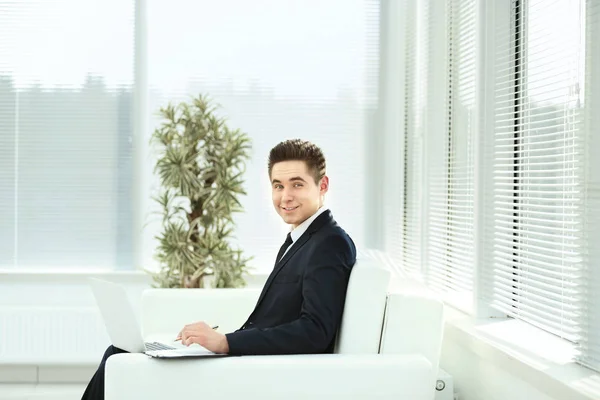 Employé travaille avec des documents dans un verre de bureau spacieux — Photo