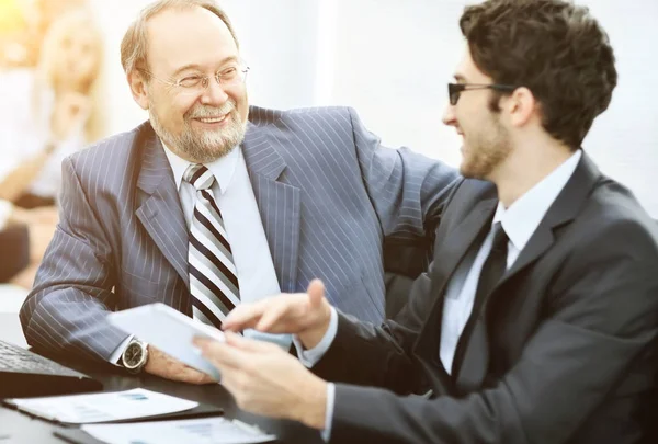 Imagen de socios comerciales discutiendo documentos e ideas — Foto de Stock