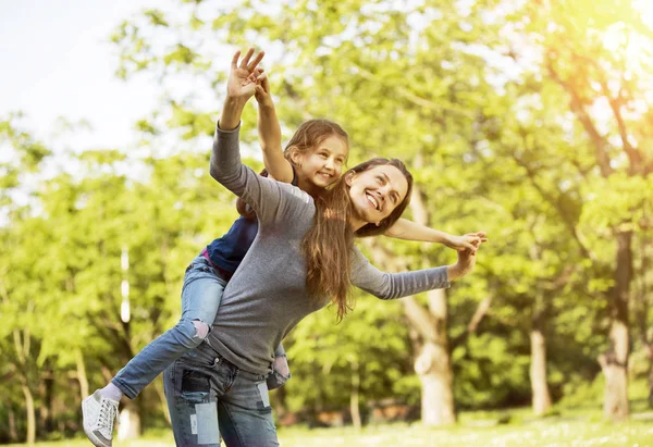 Madre feliz con su hija en el parque en un día soleado —  Fotos de Stock