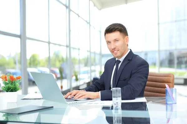 Employee works with documents in a spacious office  glass — Stock Photo, Image